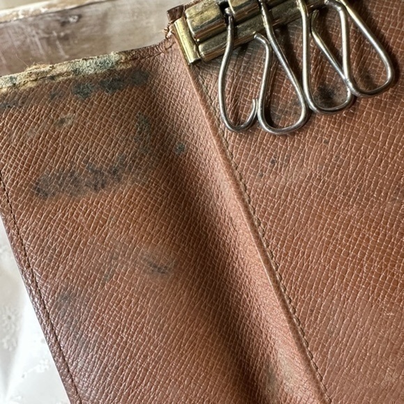 Louis Vuitton Monogram 4 ring key holder
*  *Guaranteed AUTHENTIC - Picture 10 of 12